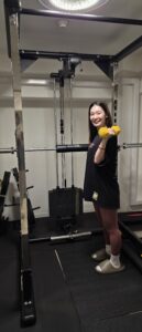 梅田でトレーニングする女性