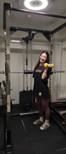 梅田でトレーニングする女性