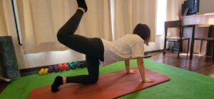 トレーニングする女性