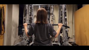 高槻の通い放題パーソナルジムBREEZE高槻でトレーニングする女性