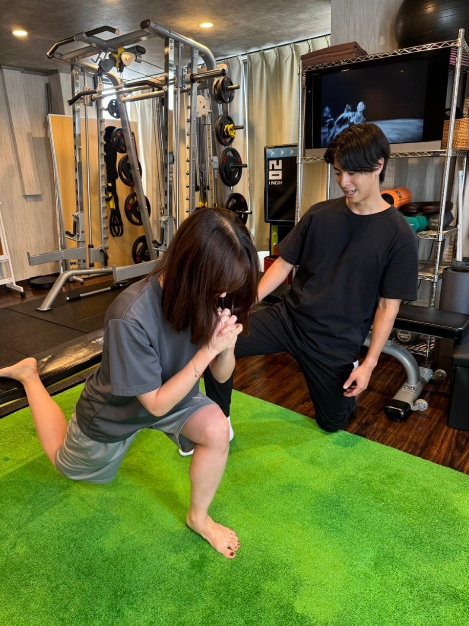BREEZEでトレーナーが女性会員のフォームを確認するマンツーマントレーニング