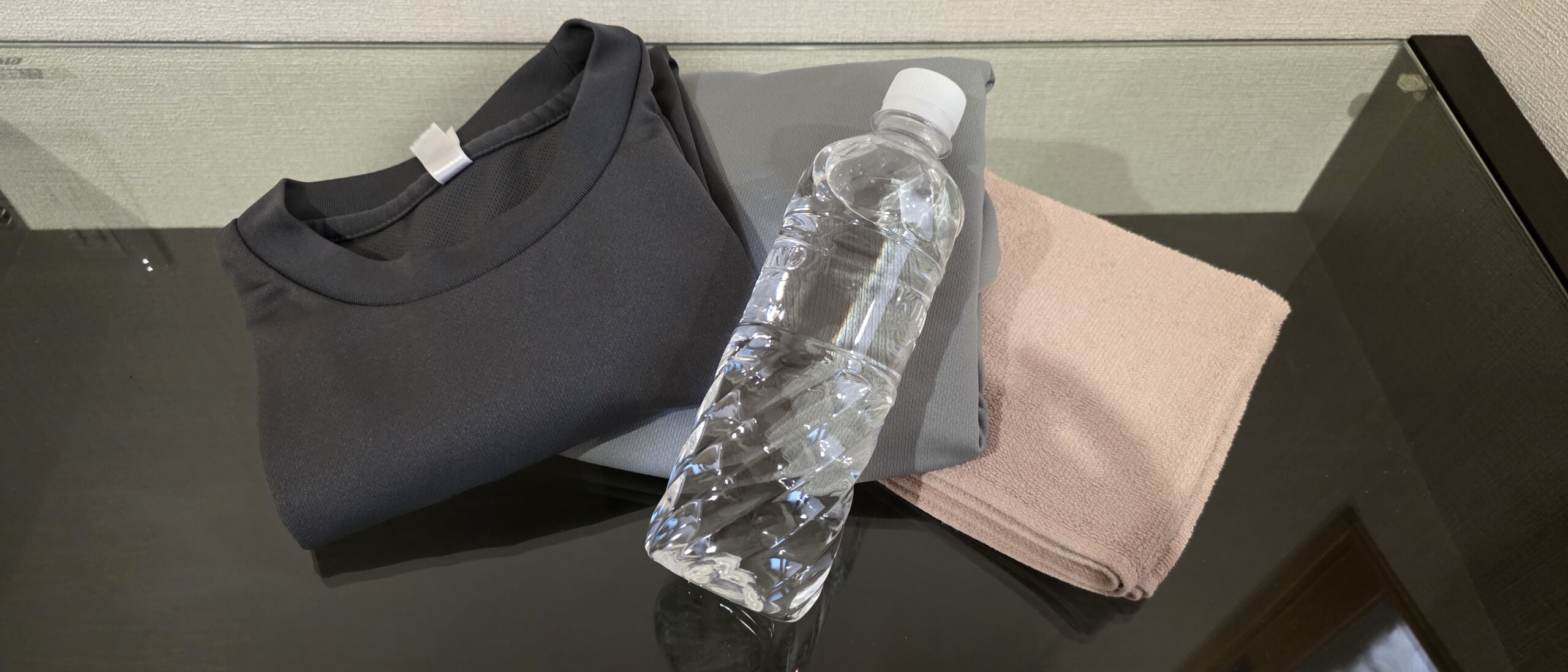 トレーニングウェアとタオルと飲料水