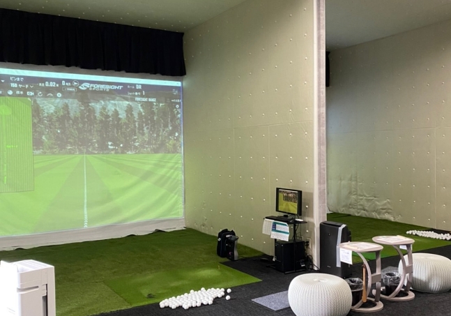 Sky Golfの大型スクリーンを備えた室内ゴルフ練習スペース