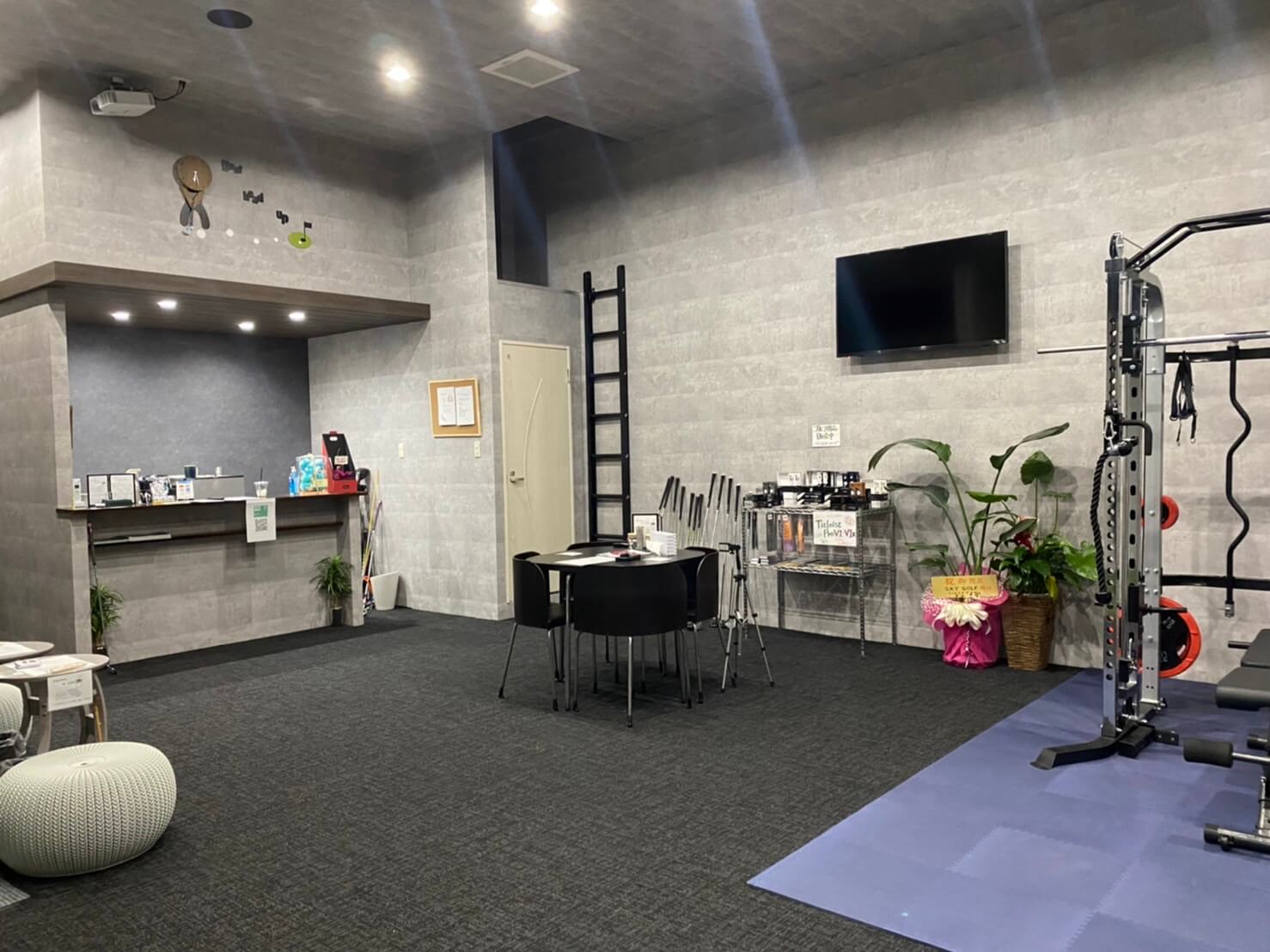Sky Golfの店内とトレーニング設備